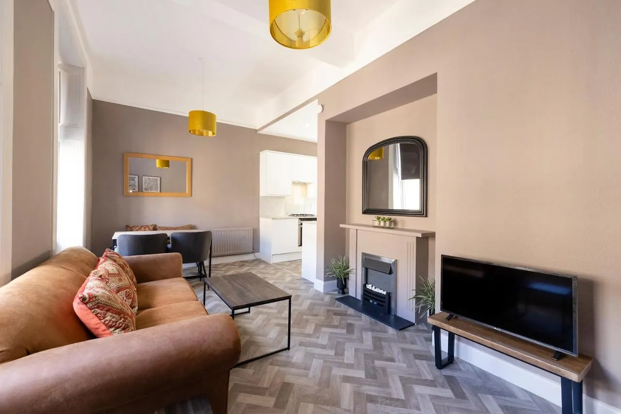 Kontakt z Joivy Homely Apt By St Giles With Desk
